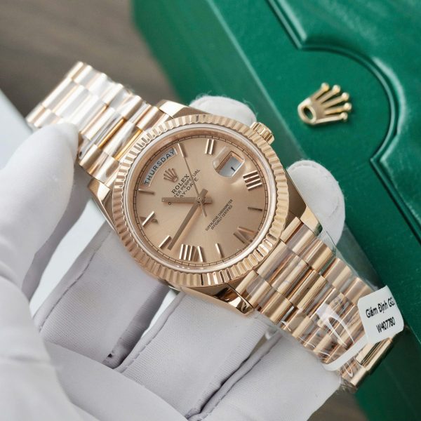 Đồng Hồ Rolex Day-Date Replica 11 Mặt Hồng Cọc Số La Mã Bọc Vàng Thật Nhà Máy GM 40mm (2)