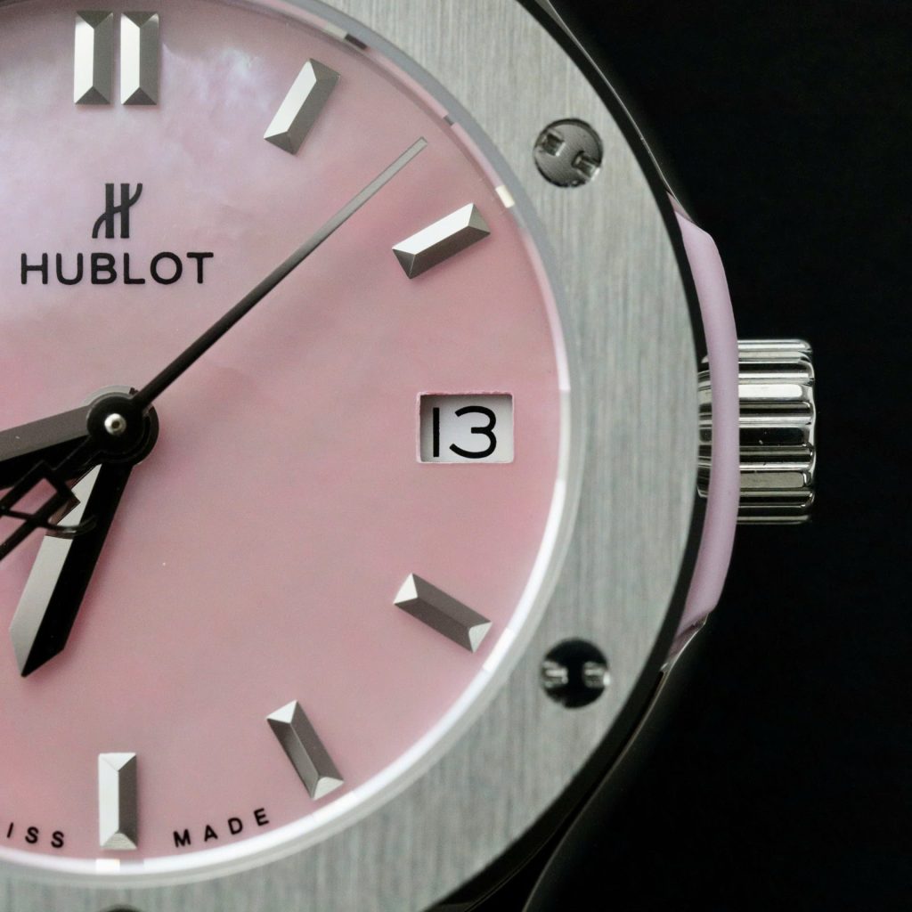 Đồng Hồ Hublot Classic Fusion Rep 11 Cao Cấp Mặt Khảm Xà Cừ Màu Hồng Máy Pin 33mm (2)