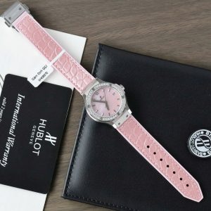 Đồng Hồ Hublot Classic Fusion Rep 11 Mặt Khảm Xà Cừ Màu Hồng Viền Đính Kim Cương Moissanite 33mm (2)