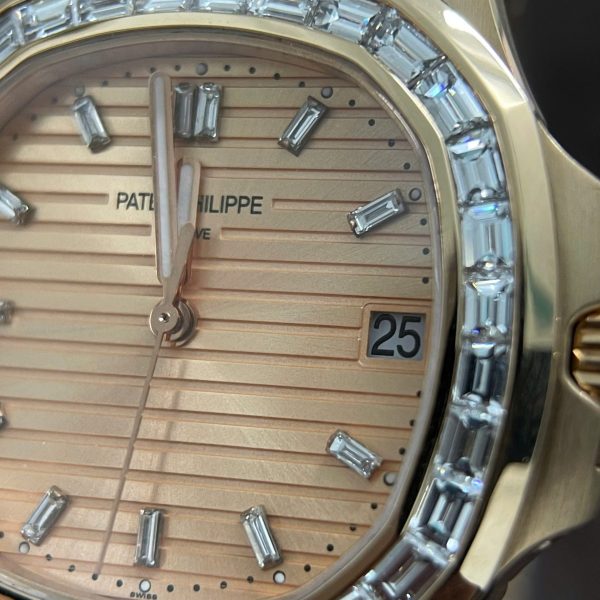 Đồng Hồ Patek Philippe Nautilus 5723 Chế Tác Vàng Hồng 18K Nguyên Khối + Kim Cương Thiên Nhiên 40mm (2)