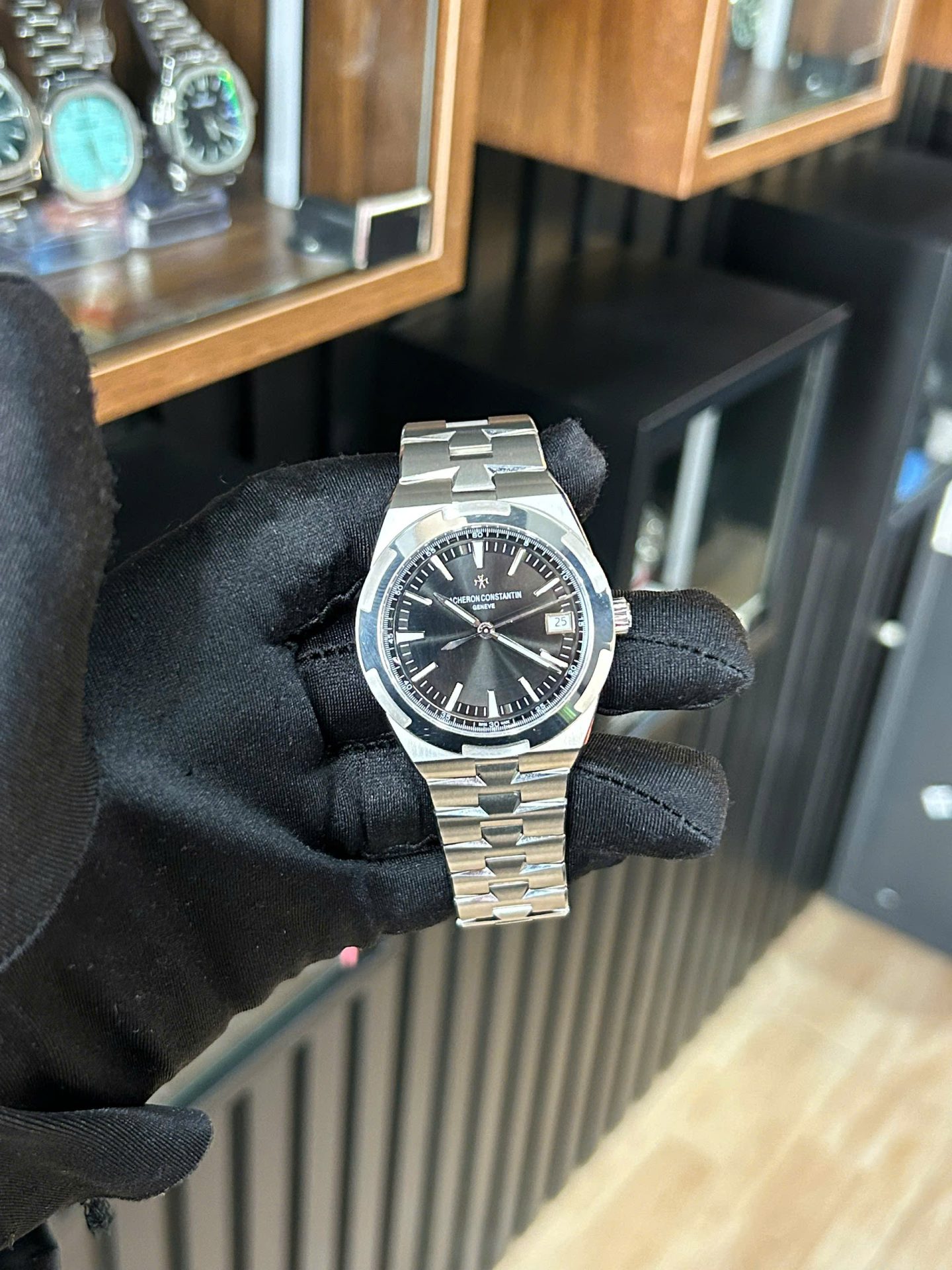 Đồng Hồ Cũ Vacheron Constantin Replica 11 Overseas 4500V Mặt Đen Dây Kim Loại 41mm (2)