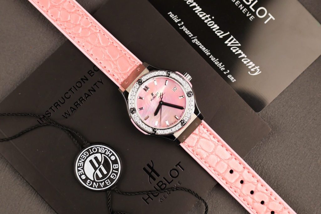 Đồng Hồ Hublot Classic Fusion Nữ Mặt Khảm Xà Cừ Chế Tác Viên Đính Kim Cương Moissanite 33mm (1)