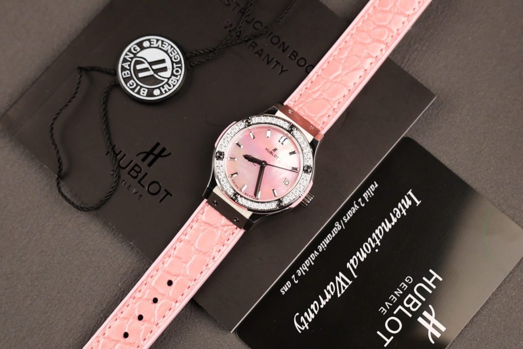 Đồng Hồ Hublot Classic Fusion Nữ Mặt Khảm Xà Cừ Chế Tác Viên Đính Kim Cương Moissanite 33mm (1)