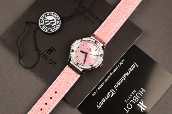 Đồng Hồ Hublot Classic Fusion Nữ Mặt Khảm Xà Cừ Chế Tác Viên Đính Kim Cương Moissanite 33mm (1)