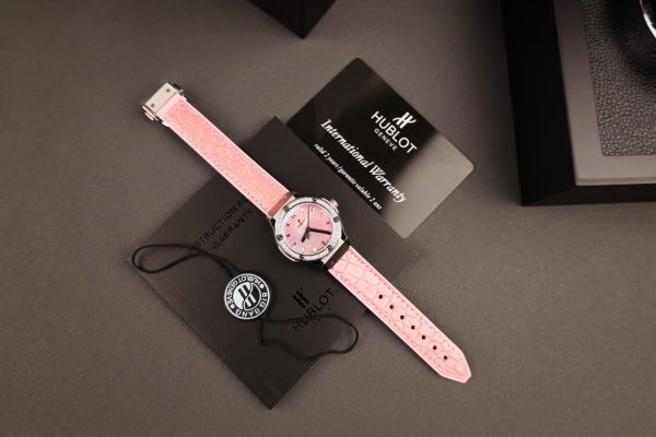 Đồng Hồ Hublot Classic Fusion Nữ Mặt Khảm Xà Cừ Chế Tác Viên Đính Kim Cương Moissanite 33mm (1)