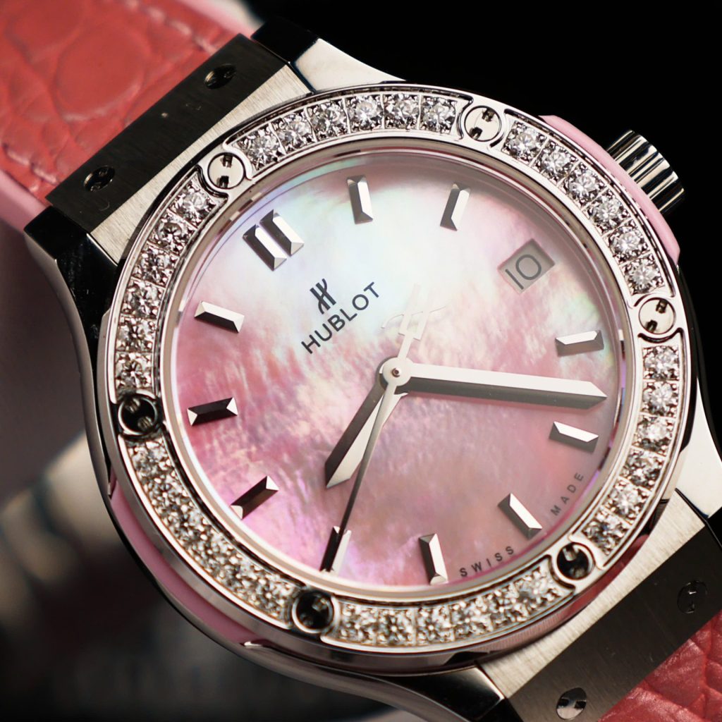 Đồng Hồ Hublot Classic Fusion Nữ Mặt Khảm Xà Cừ Chế Tác Viên Đính Kim Cương Moissanite 33mm (1)