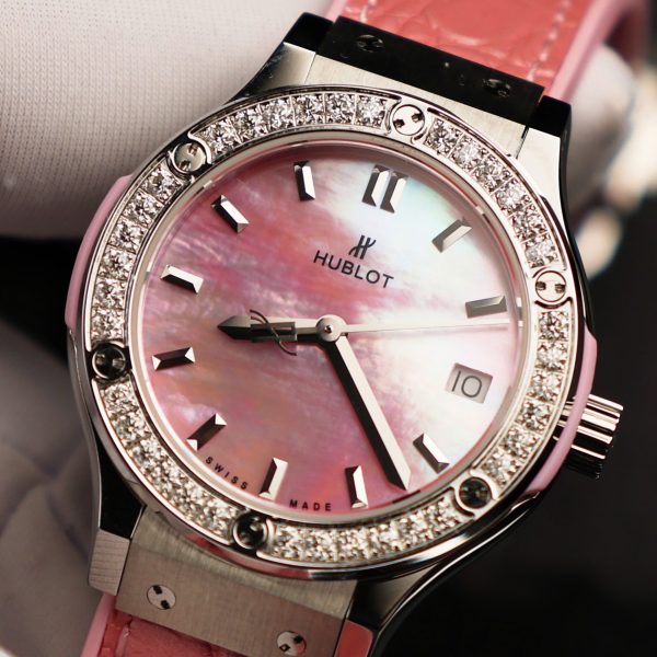Đồng Hồ Hublot Classic Fusion Nữ Mặt Khảm Xà Cừ Chế Tác Viên Đính Kim Cương Moissanite 33mm (1)