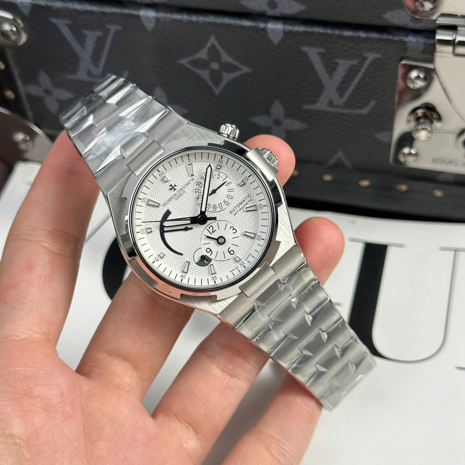 Đồng Hồ Nam Vacheron Constantin Rep 11 Overseas Dual Time 47450 Màu Trắng 9F 42mm (2)