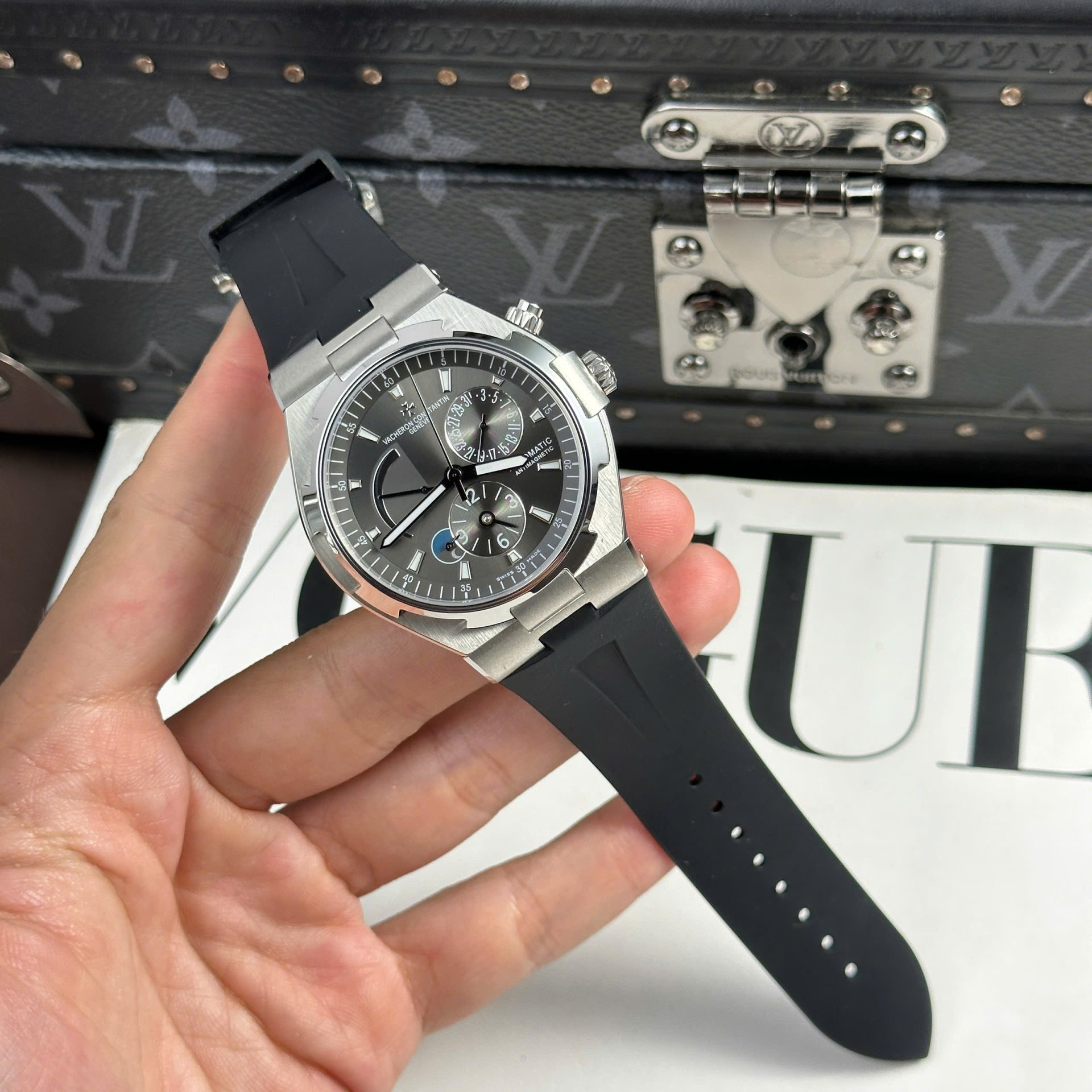 Đồng Hồ Vacheron Constantin Chế Tác Overseas Dual Time 47450 Mặt Xám Dây Cao Su 9F 42mm (2)