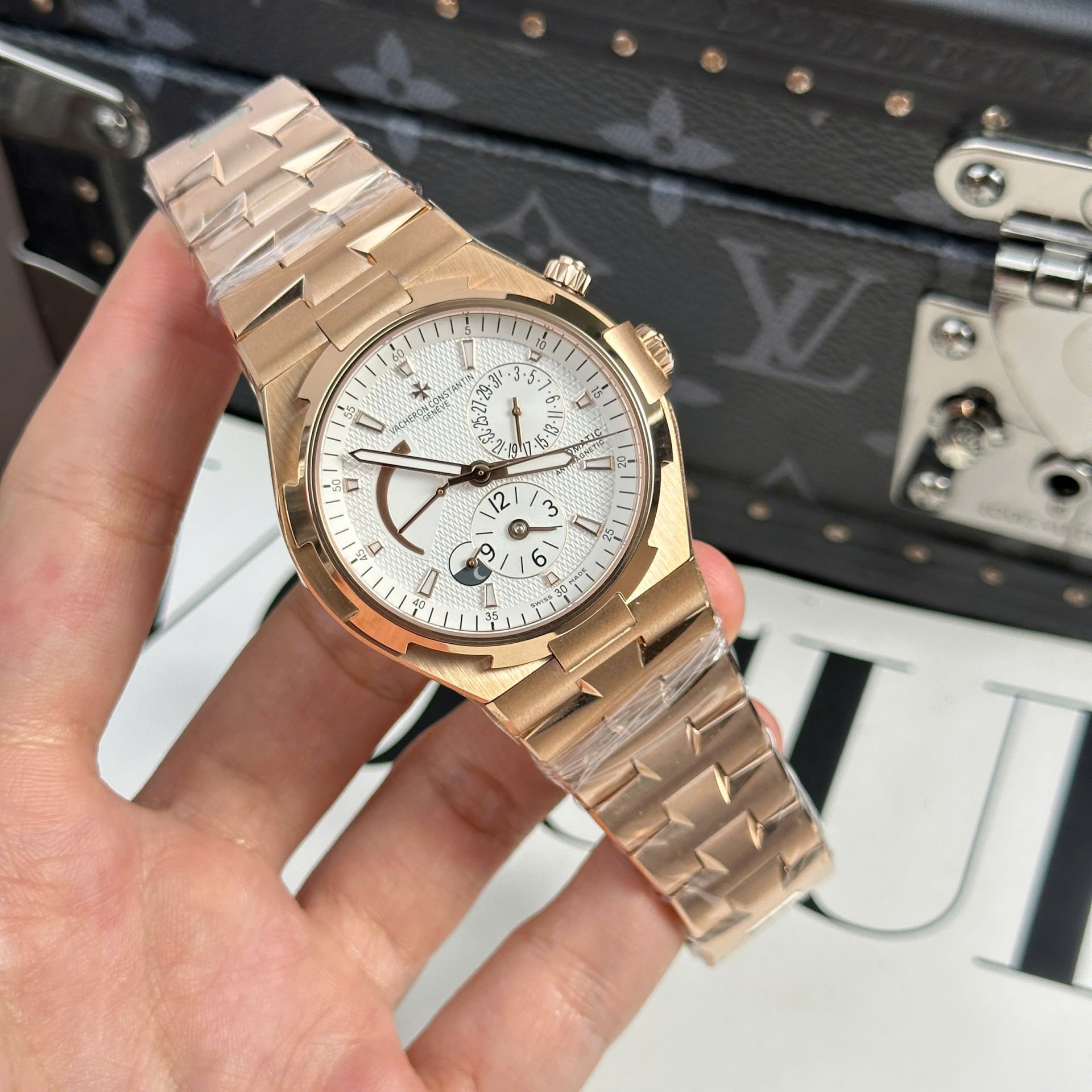 Đồng Hồ Vacheron Constantin Overseas Dual Time 47450 Chế Tác Mạ Vàng Hồng Mặt Trắng 9F 42mm (2)