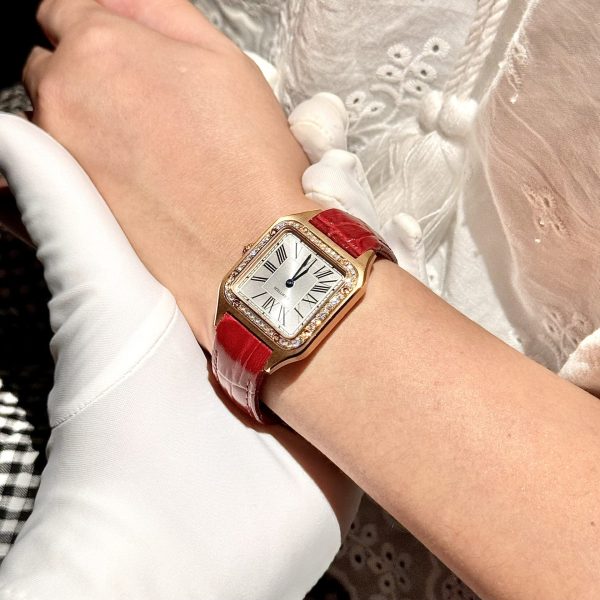 Đồng Hồ Cartier Santos Dumont WJSA0017 Chế Tác Màu Đỏ Bọc Vàng + Đính Kim Cương Tổng Hợp 33x38mm (2)