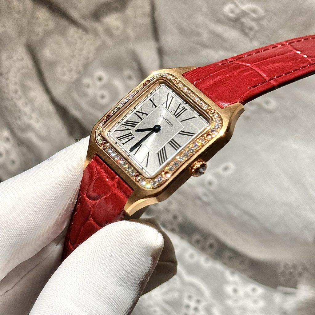 Đồng Hồ Cartier Santos Dumont WJSA0017 Chế Tác Màu Đỏ Bọc Vàng + Đính Kim Cương Tổng Hợp 33x38mm (2)