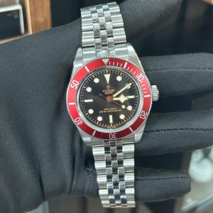 Đồng Hồ Cũ Tudor Heritage Black Bay Replica Cao Cấp Vành Màu Đỏ Xưởng ZF 41mm (2)