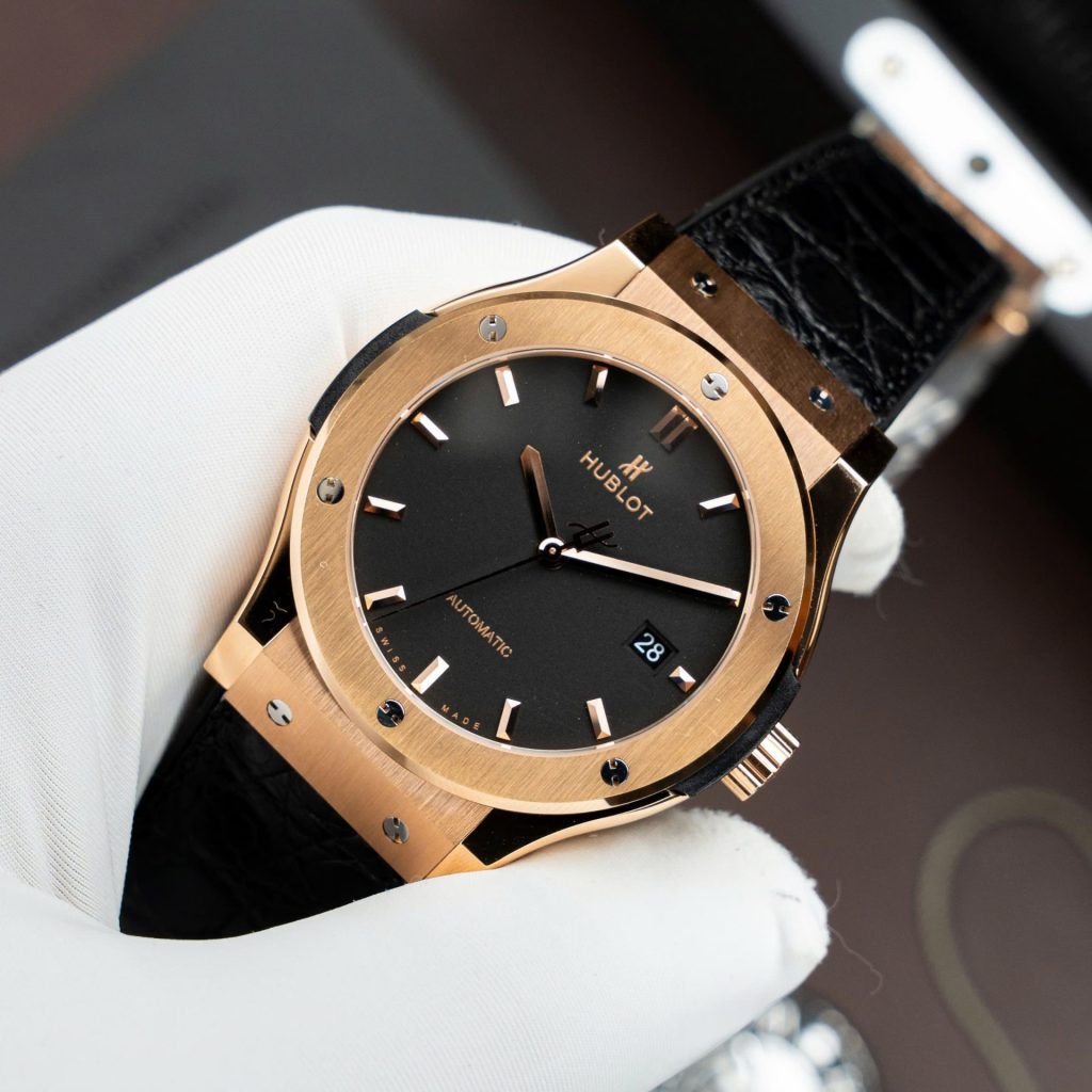 Đồng Hồ Hublot Classic Fusion King Gold Replica Cao Cấp Màu Đen Máy SW300 Dây Da Cá Sấu 42mm (2)