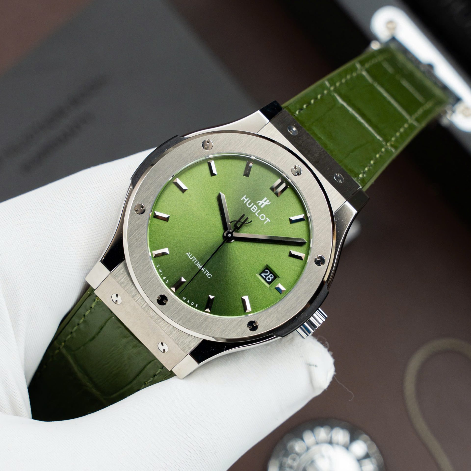 Đồng Hồ Hublot Rep Cao Cấp Classic Fusion Titanium Màu Xanh Lá Cây Máy SW300 Dây Da Cá Sấu 42mm (2)