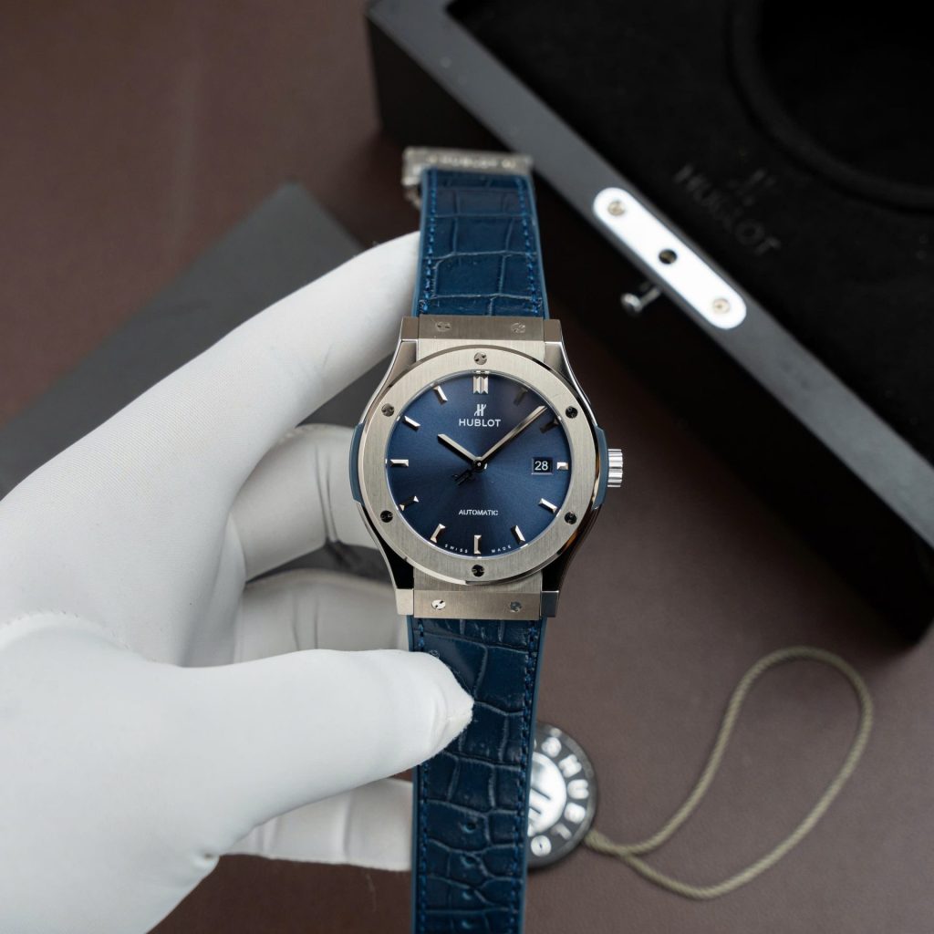 Đồng Hồ Hublot Replica Cao Cấp Classic Fusion Titanium Màu Đen Máy SW300 Dây Da Cá Sấu 42mm (2)