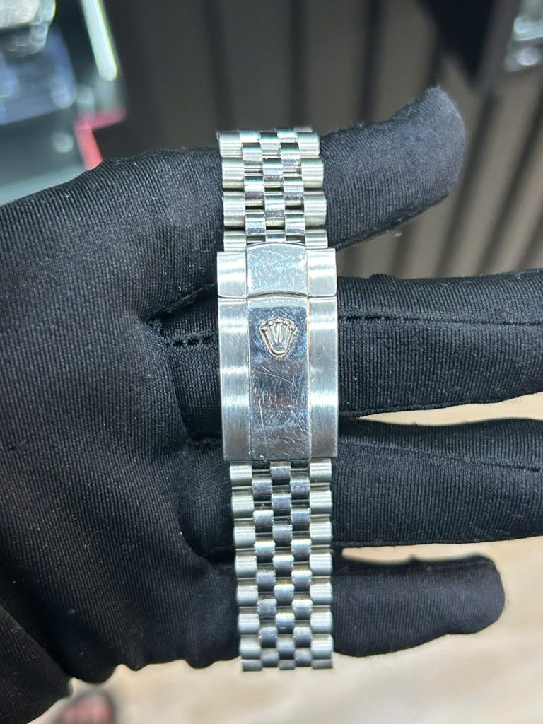 Đồng Hồ Rolex Nữ Cũ DateJust Mặt Bạc Viền Đính Đá Replica Cao Cấp 31mm (3)