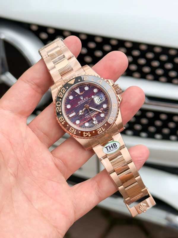 Đồng Hồ Rolex Replica 11 GMT-Master II 126715CHNR Mạ Vàng Hồng Mặt Đá Mắt Hổ 40mm (2)
