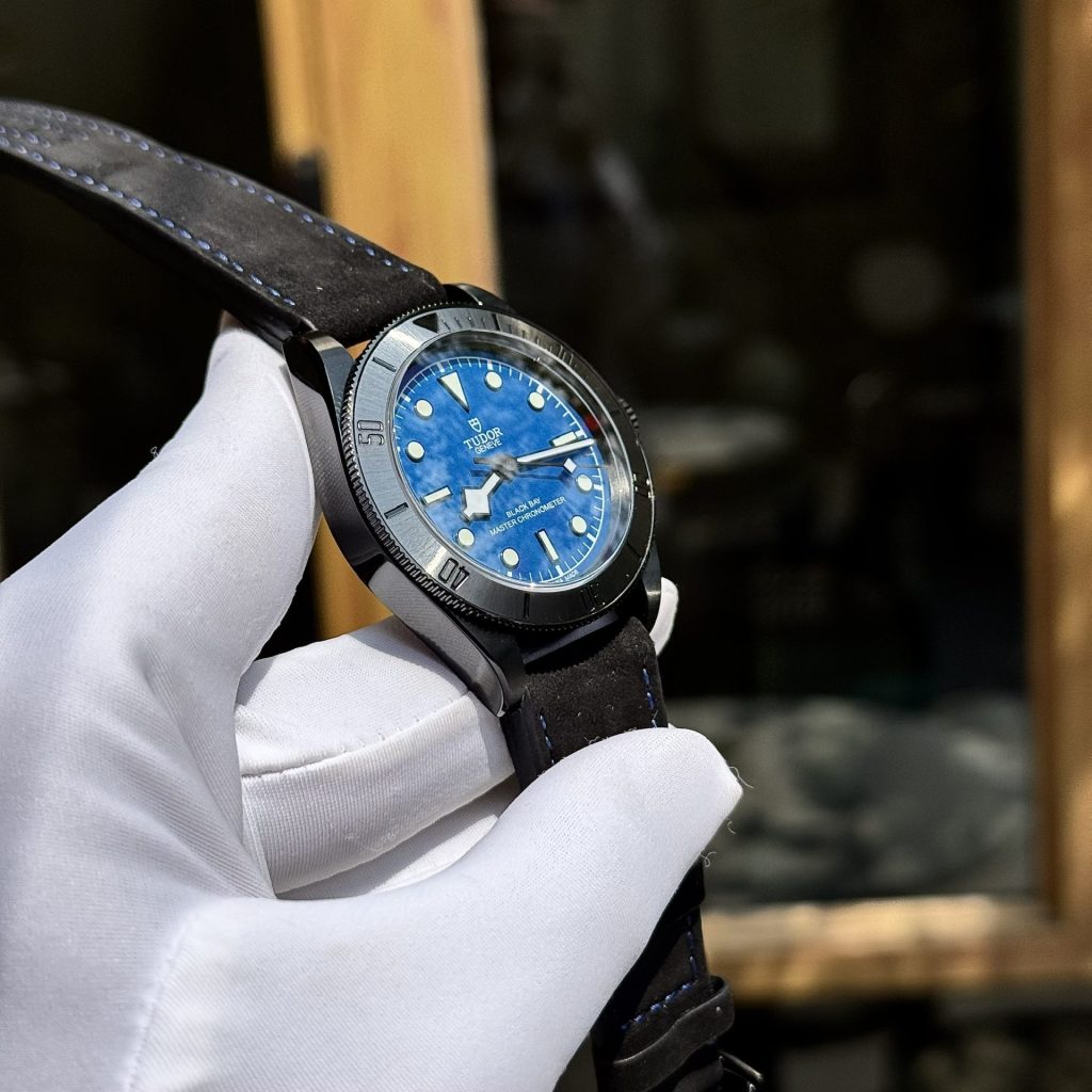 Đồng hồ Nam Tudor Chế Tác Black Bay Ceramic M79210CNU Mặt Xanh Blue 41mm (2)