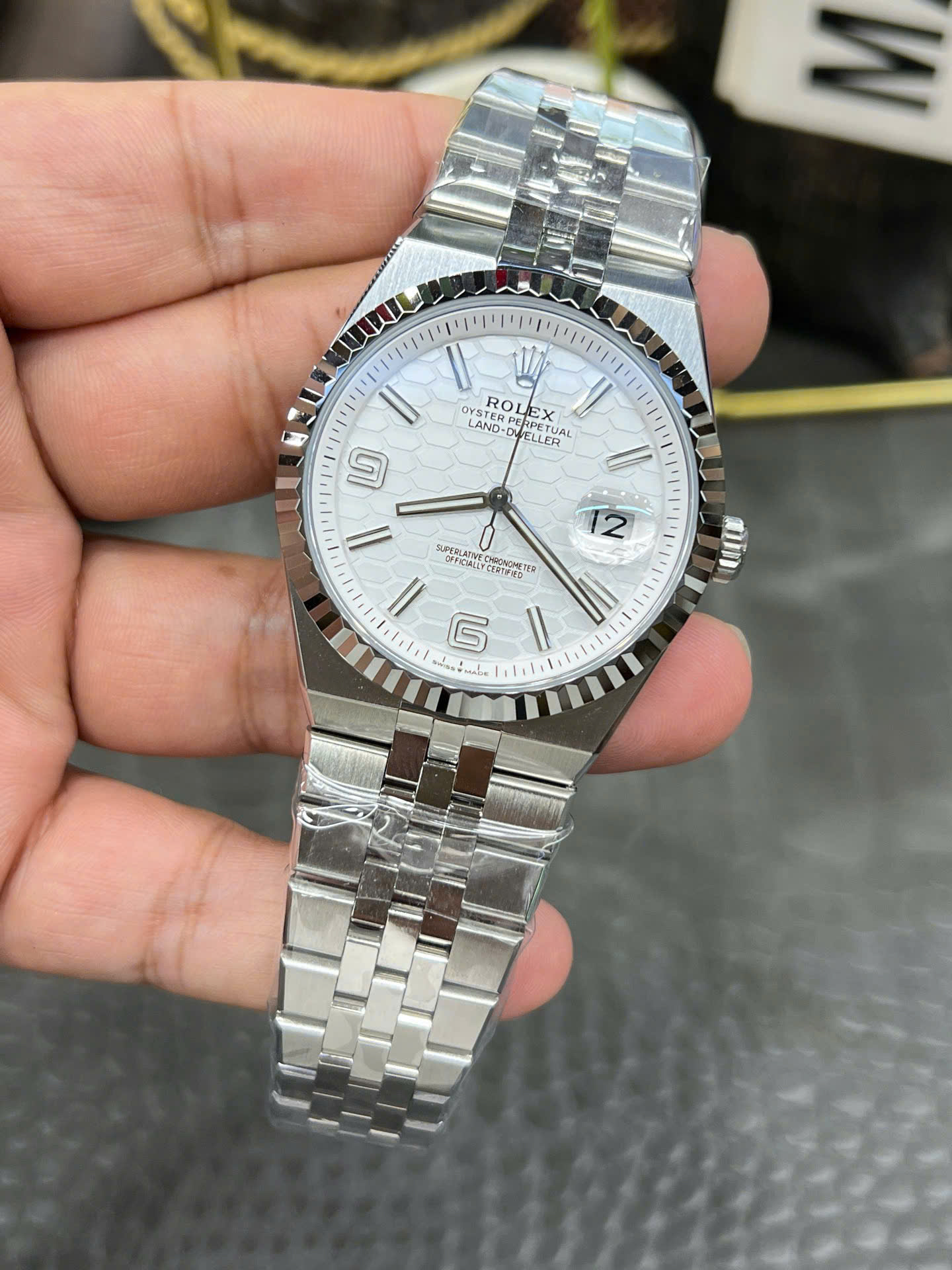 Đồng Hồ Nam Replica 11 Rolex Land-Dweller 127334 Mặt Trắng Họa Tiết Tổ Ong 40mm (2)