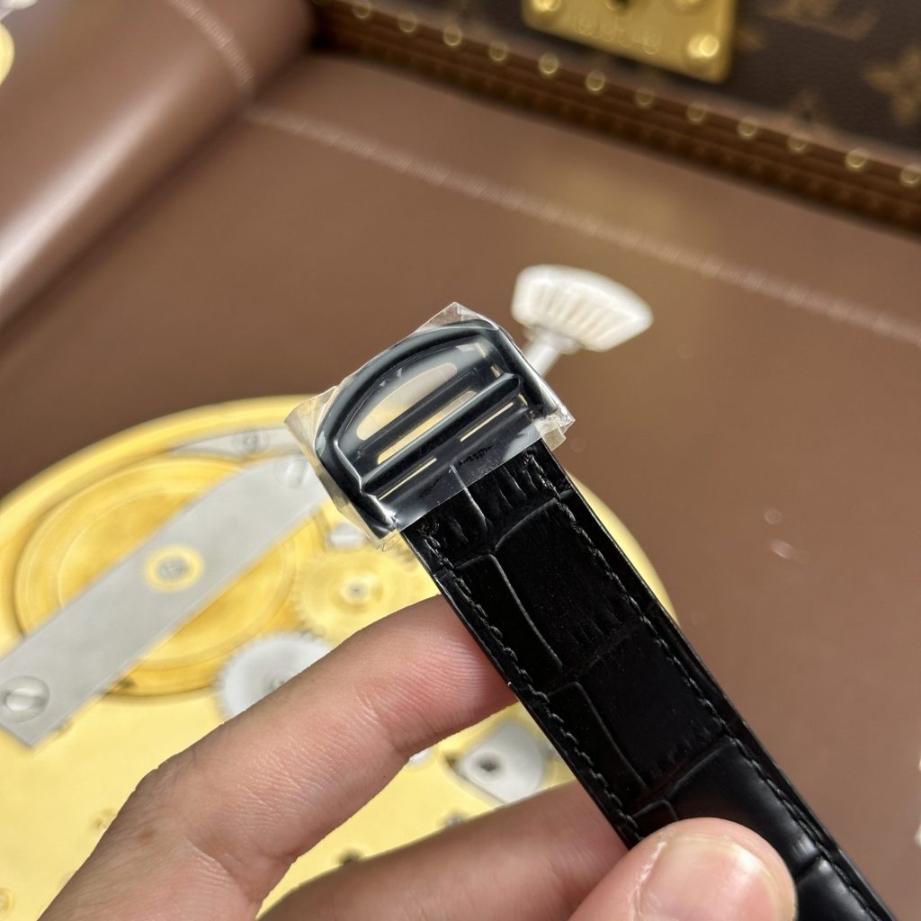 Đồng Hồ Cartier Santos Rep Cao Cấp Mặt Số Lộ Cơ Màu Đen Dây Da 39 (2)