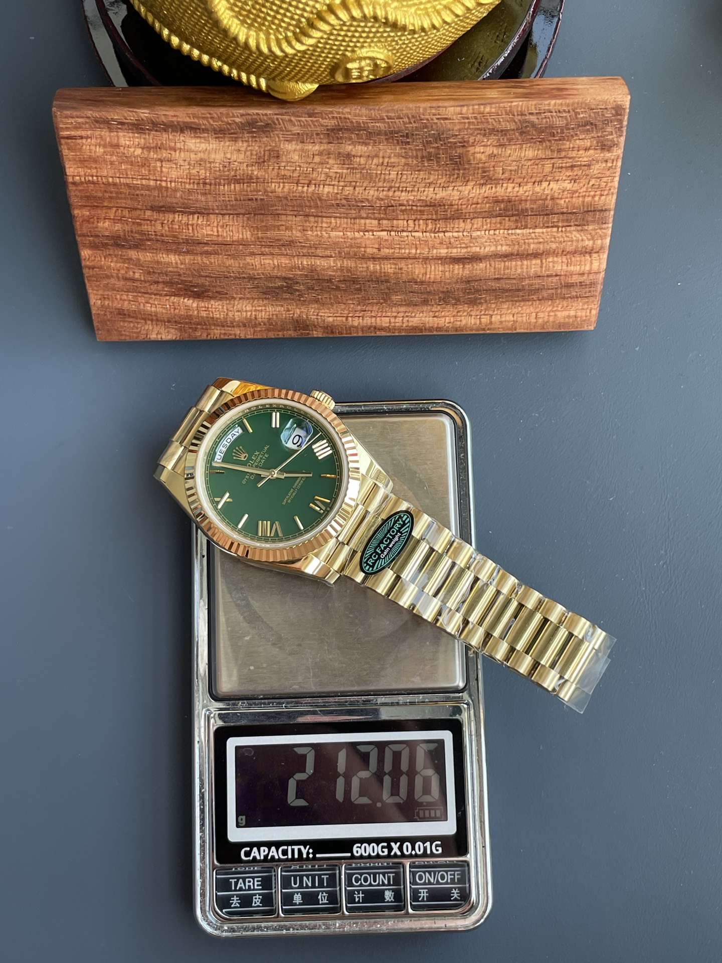 Đồng Hồ Nam Rolex Day-Date Replica 11 Mặt Xanh Lá Cây Trọng Lượng 210 Gram Xưởng RC 40mm (5) Đồng Hồ Nam Rolex Day-Date Replica 11 Mặt Xanh Lá Cây Trọng Lượng 210 Gram Xưởng RC 40mm (2)