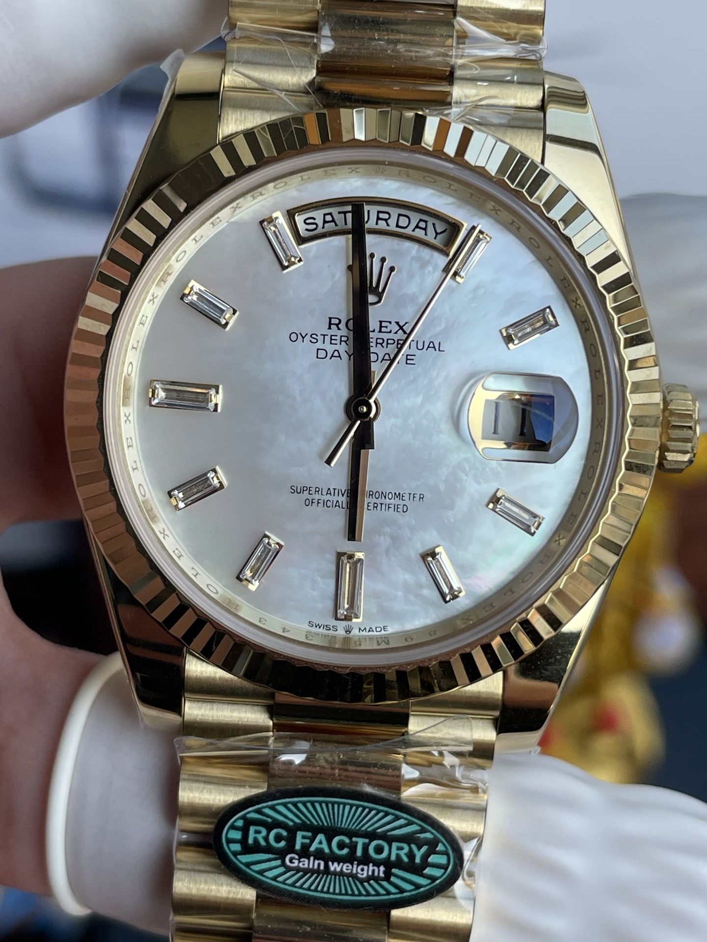Đồng Hồ Rolex Day-Date Chế Tác Mặt Khảm Xà Cừ Trắng Trọng Lượng 210 Gram Xưởng RC 40mm (3) Đồng Hồ Rolex Day-Date Chế Tác Mặt Khảm Xà Cừ Trắng Trọng Lượng 210 Gram Xưởng RC 40mm (2)