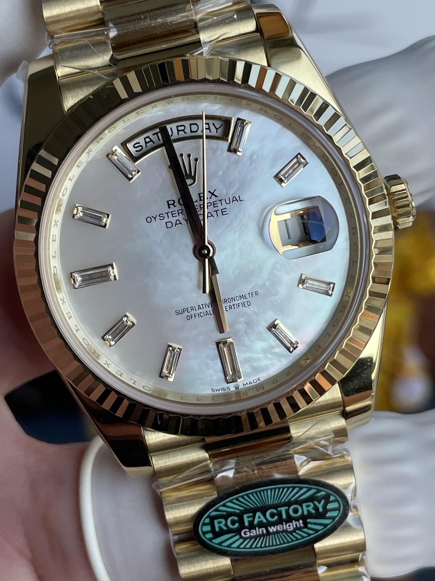 Đồng Hồ Rolex Day-Date Chế Tác Mặt Khảm Xà Cừ Trắng Trọng Lượng 210 Gram Xưởng RC 40mm (4) Đồng Hồ Rolex Day-Date Chế Tác Mặt Khảm Xà Cừ Trắng Trọng Lượng 210 Gram Xưởng RC 40mm (2)