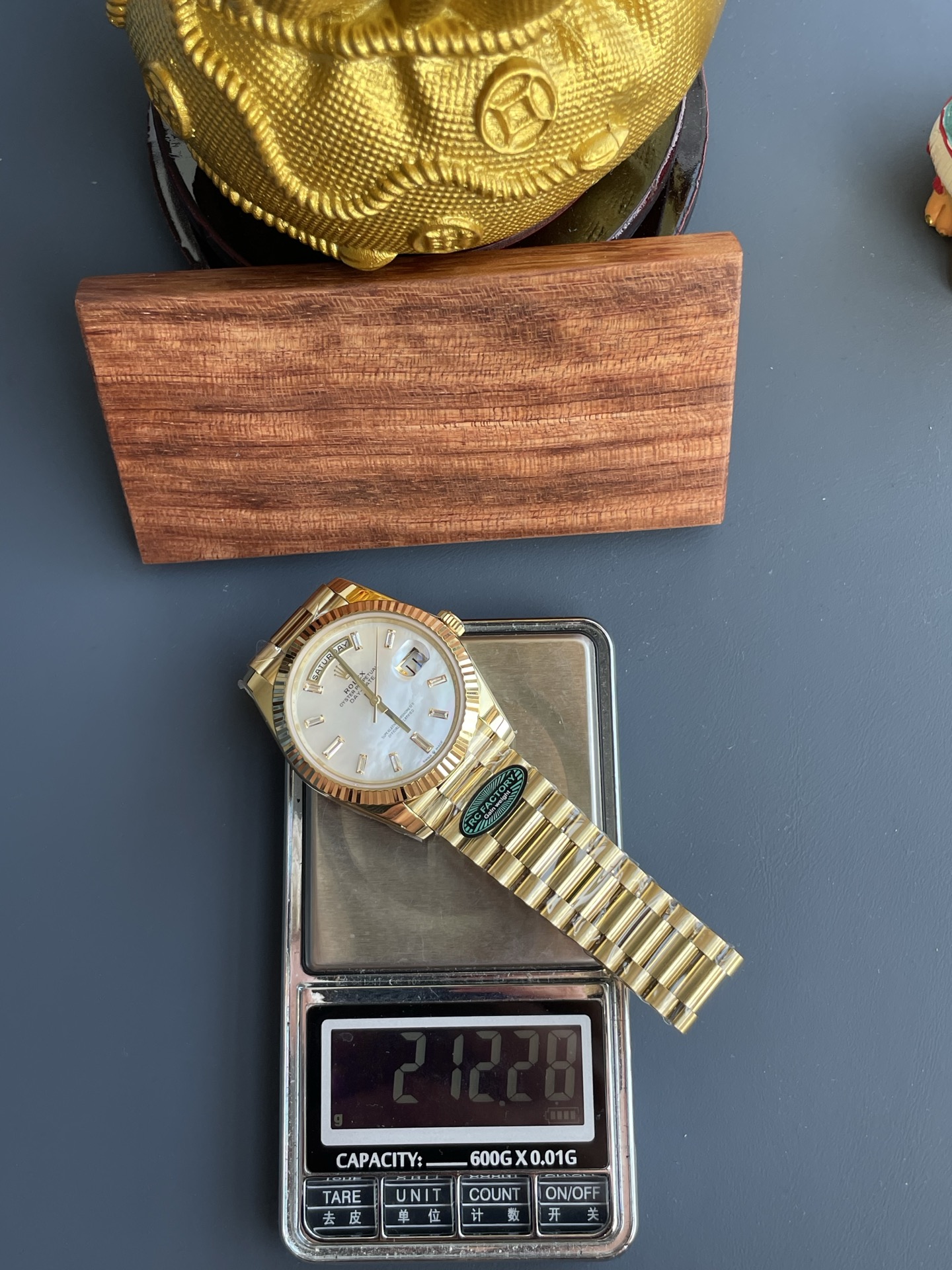 Đồng Hồ Rolex Day-Date Chế Tác Mặt Khảm Xà Cừ Trắng Trọng Lượng 210 Gram Xưởng RC 40mm (5) Đồng Hồ Rolex Day-Date Chế Tác Mặt Khảm Xà Cừ Trắng Trọng Lượng 210 Gram Xưởng RC 40mm (2)