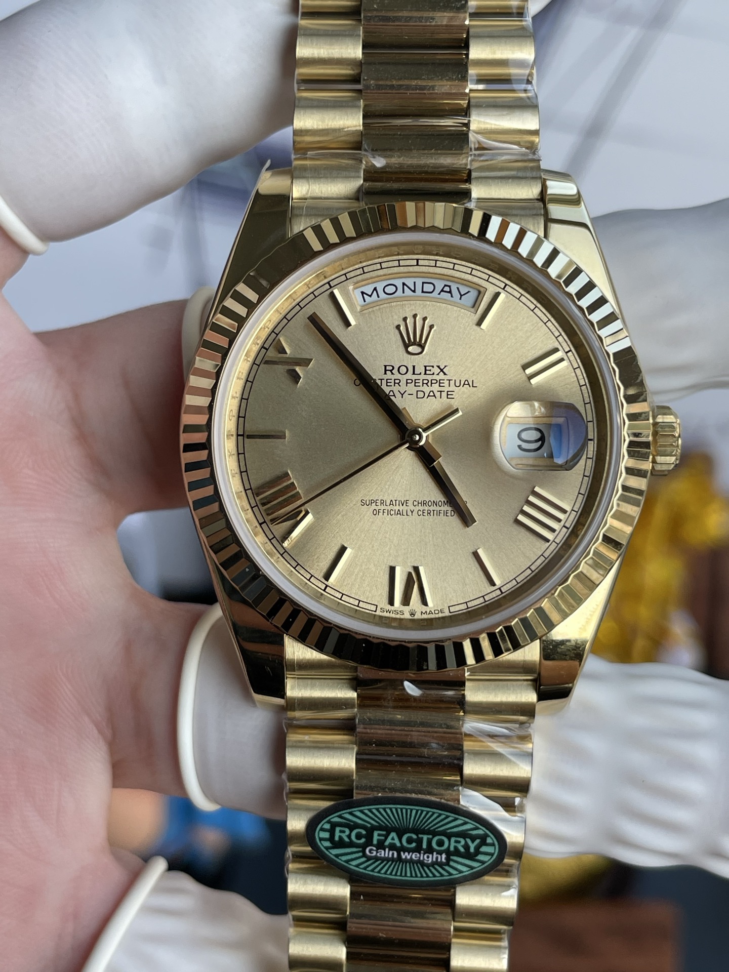 Đồng Hồ Rolex Day-Date Chế Tác Mặt Vàng Champgne Trọng Lượng 210 Gram Xưởng RC 40mm (1) Đồng Hồ Rolex Day-Date Chế Tác Mặt Vàng Champgne Trọng Lượng 210 Gram Xưởng RC 40mm (2)