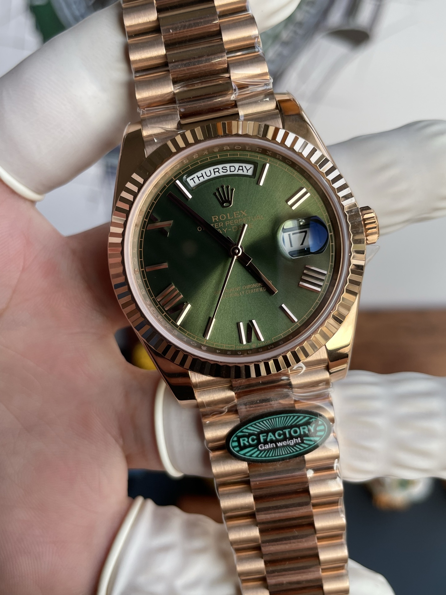 Đồng Hồ Rolex Day-Date Nam Chế Tác Mặt Xanh Ô Liu Màu Vàng Hồng Nhà Máy RC 40mm (2) Đồng Hồ Rolex Day-Date Nam Chế Tác Mặt Xanh Ô Liu Màu Vàng Hồng Nhà Máy RC 40mm (2)