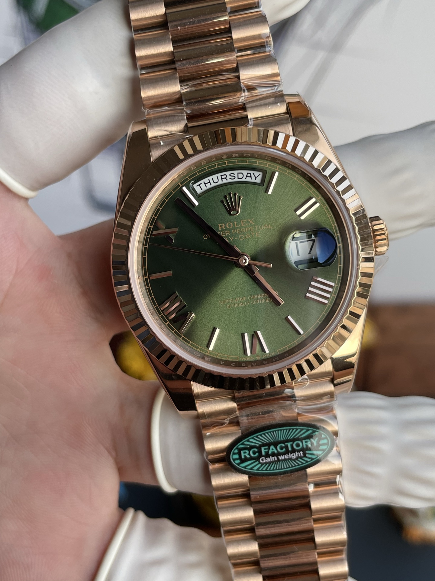 Đồng Hồ Rolex Day-Date Nam Chế Tác Mặt Xanh Ô Liu Màu Vàng Hồng Nhà Máy RC 40mm (9) Đồng Hồ Rolex Day-Date Nam Chế Tác Mặt Xanh Ô Liu Màu Vàng Hồng Nhà Máy RC 40mm (2)