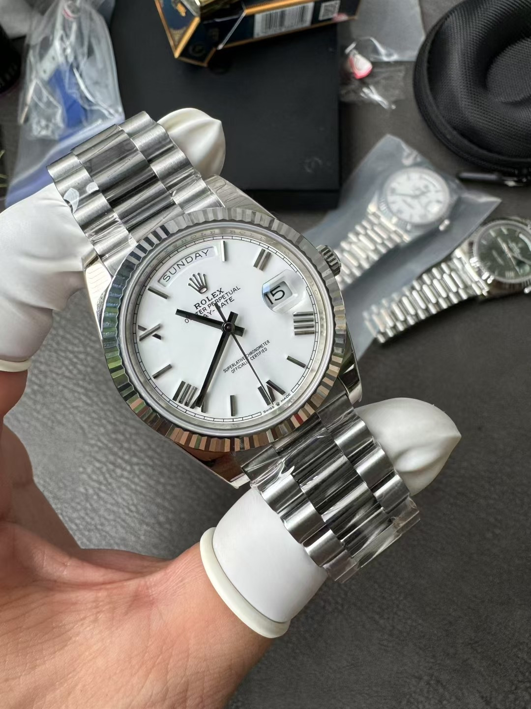 Đồng Hồ Rolex Day-Date Rep 11 Mặt Trắng Cọc Số La Mã Bộ Máy Calibre 3255 Xưởng RC 40mm (6) Đồng Hồ Rolex Day-Date Rep 11 Mặt Trắng Cọc Số La Mã Bộ Máy Calibre 3255 Xưởng RC 40mm (4)