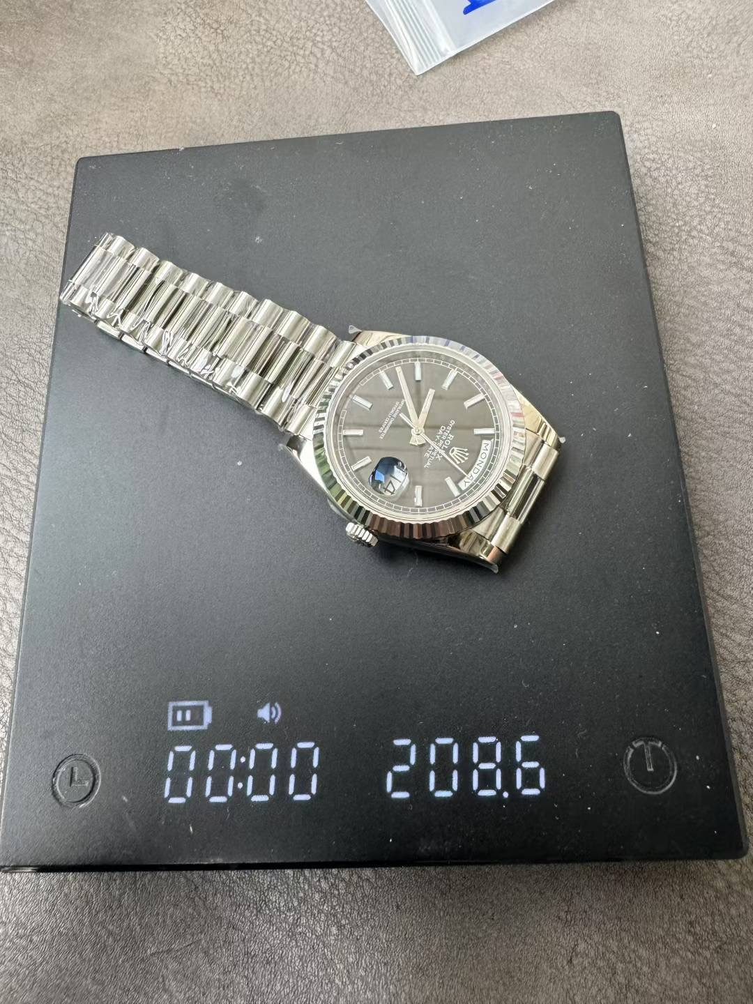 Đồng Hồ Rolex Day-Date Rep 11 Mặt Trắng Cọc Số La Mã Bộ Máy Calibre 3255 Xưởng RC 40mm Đồng Hồ Rolex Day-Date Rep 11 Mặt Trắng Cọc Số La Mã Bộ Máy Calibre 3255 Xưởng RC 40mm (4)