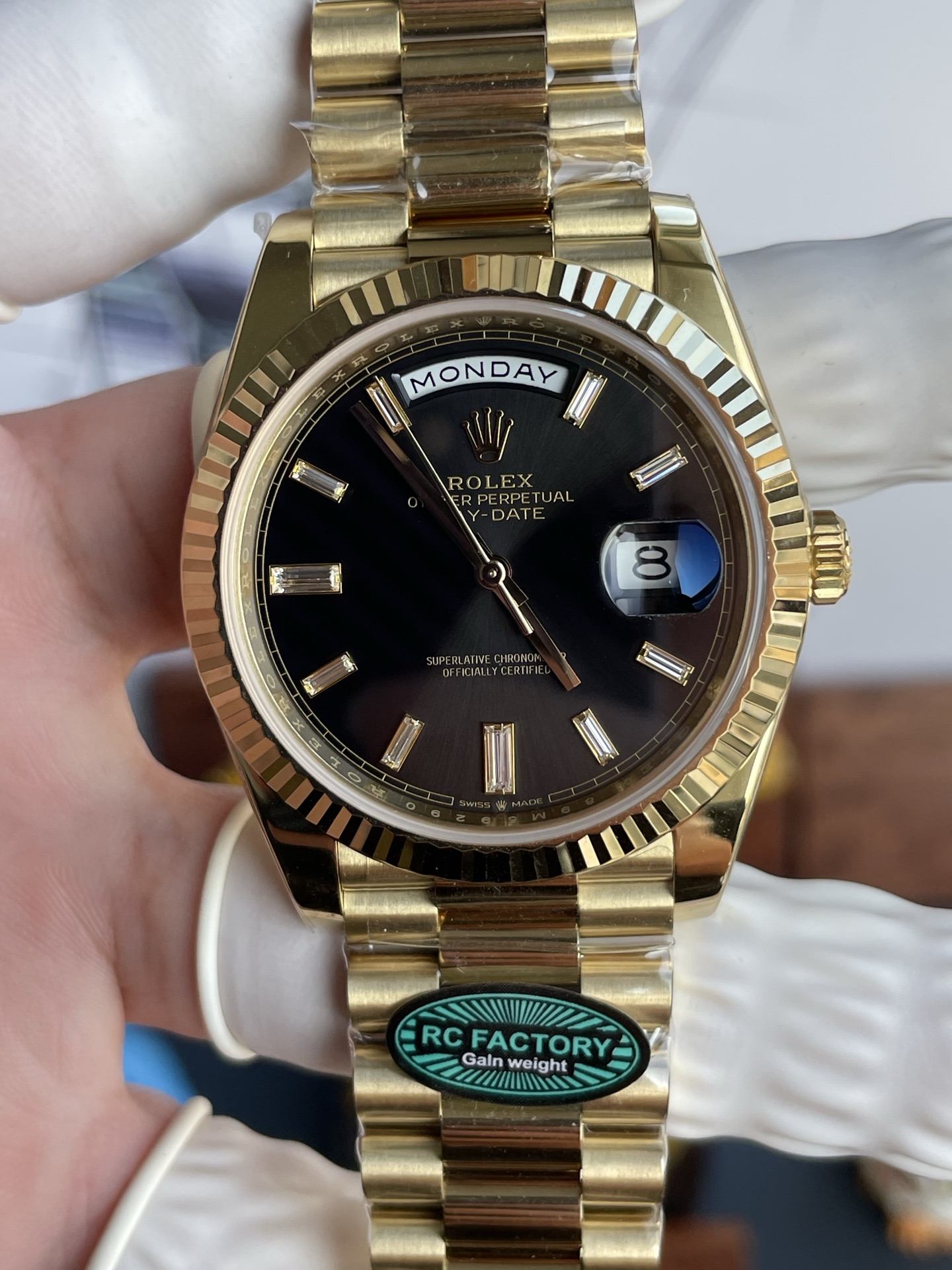 Đồng Hồ Rolex Day-Date Rep Cao Cấp Mặt Đen Trọng Lượng 210 Gram Xưởng RC 40mm (1) Đồng Hồ Rolex Day-Date Rep Cao Cấp Mặt Đen Trọng Lượng 210 Gram Xưởng RC 40mm (2)