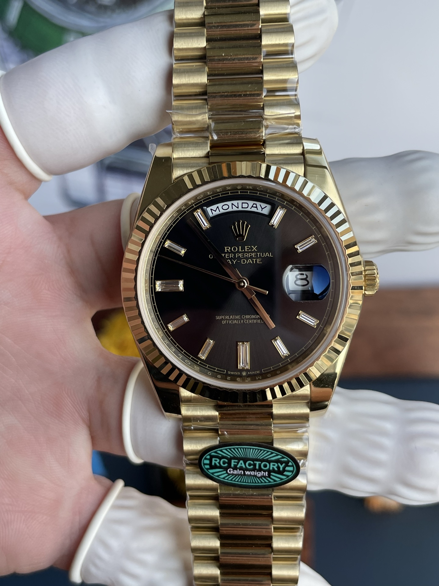 Đồng Hồ Rolex Day-Date Rep Cao Cấp Mặt Đen Trọng Lượng 210 Gram Xưởng RC 40mm (3) Đồng Hồ Rolex Day-Date Rep Cao Cấp Mặt Đen Trọng Lượng 210 Gram Xưởng RC 40mm (2)