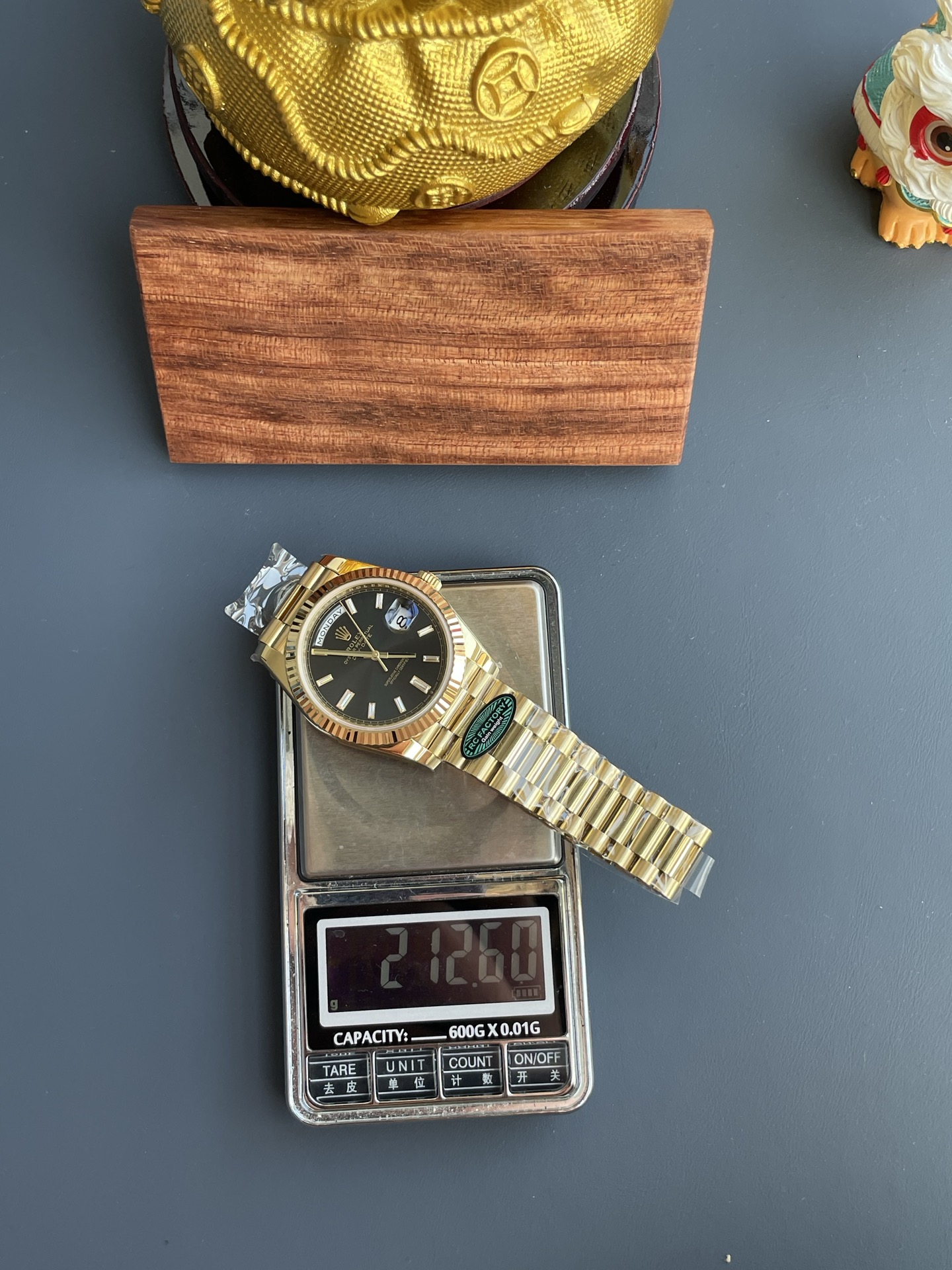 Đồng Hồ Rolex Day-Date Rep Cao Cấp Mặt Đen Trọng Lượng 210 Gram Xưởng RC 40mm (5) Đồng Hồ Rolex Day-Date Rep Cao Cấp Mặt Đen Trọng Lượng 210 Gram Xưởng RC 40mm (2)