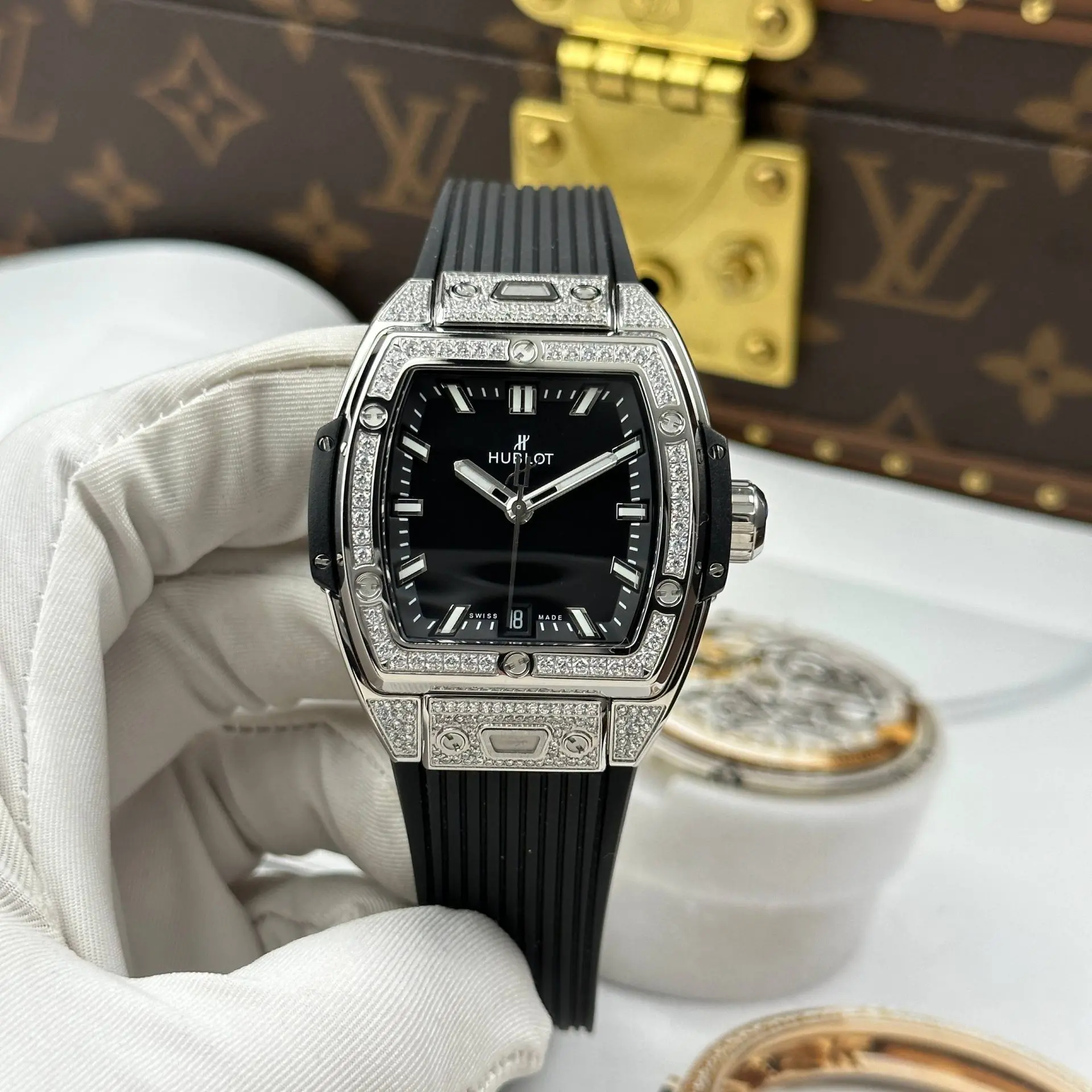 ĐỒNG HỒ HUBLOT SPIRIT OF BIG BANG CHẾ TÁC MẶT SỐ MÀU ĐEN VỎ ĐÍNH FULL ĐÁ AUTOMATIC 39MM (1)