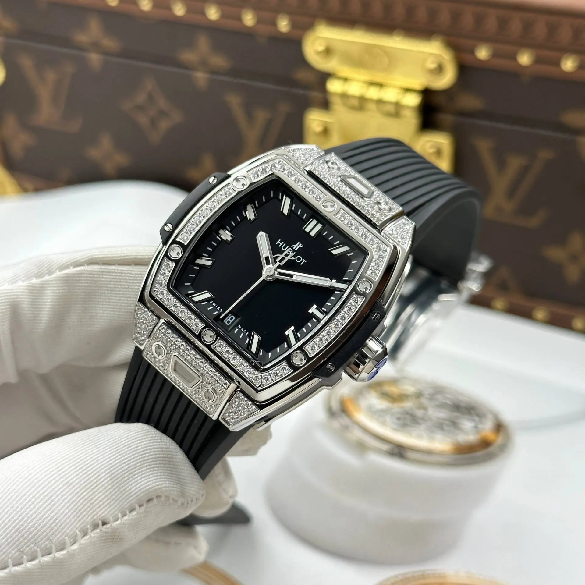 ĐỒNG HỒ HUBLOT SPIRIT OF BIG BANG CHẾ TÁC MẶT SỐ MÀU ĐEN VỎ ĐÍNH FULL ĐÁ AUTOMATIC 39MM (12)