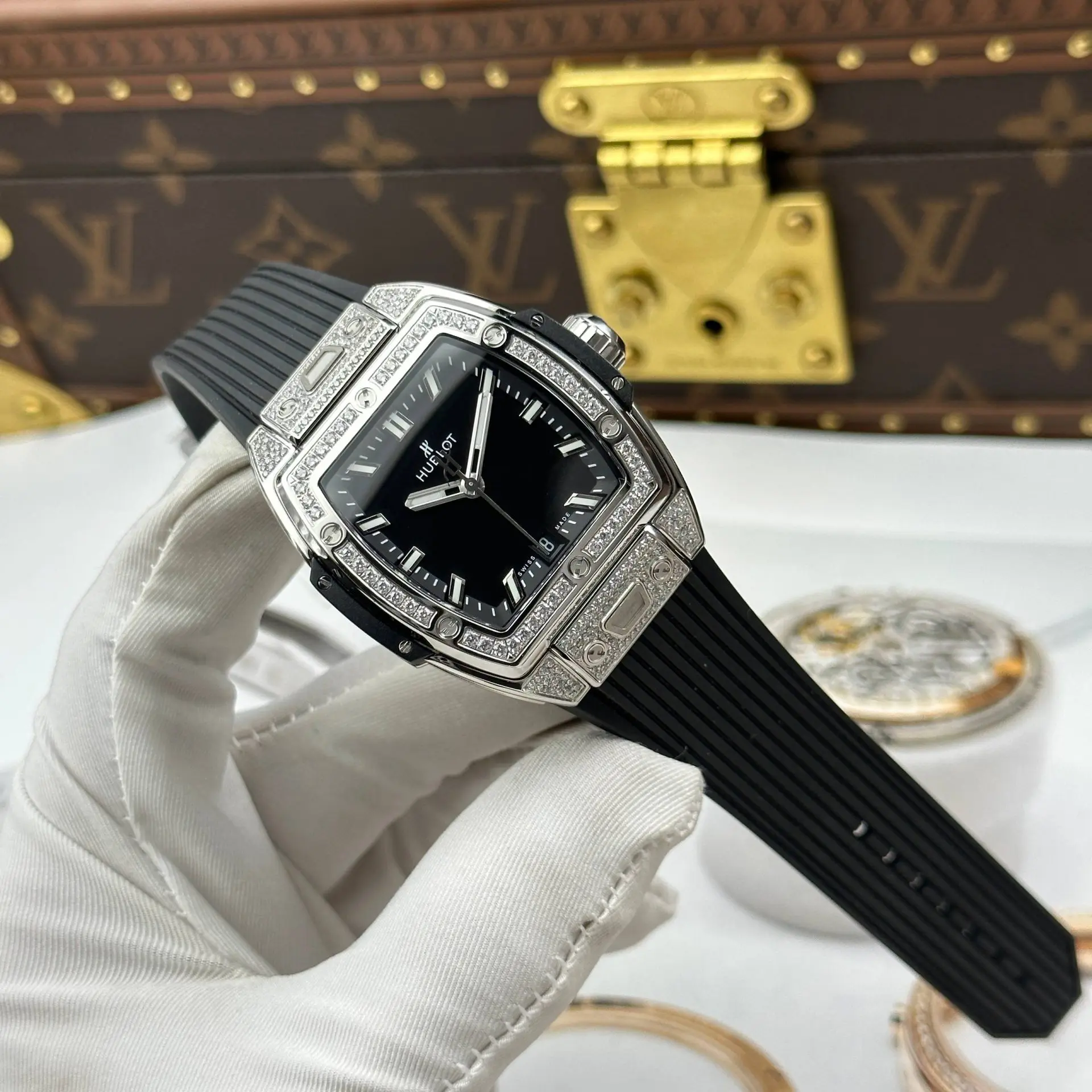 ĐỒNG HỒ HUBLOT SPIRIT OF BIG BANG CHẾ TÁC MẶT SỐ MÀU ĐEN VỎ ĐÍNH FULL ĐÁ AUTOMATIC 39MM (13)