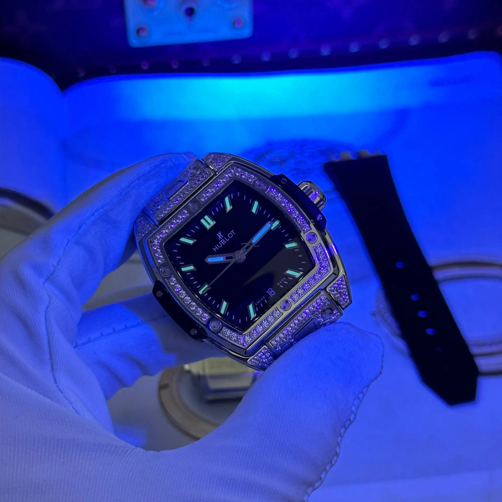 ĐỒNG HỒ HUBLOT SPIRIT OF BIG BANG CHẾ TÁC MẶT SỐ MÀU ĐEN VỎ ĐÍNH FULL ĐÁ AUTOMATIC 39MM (6)