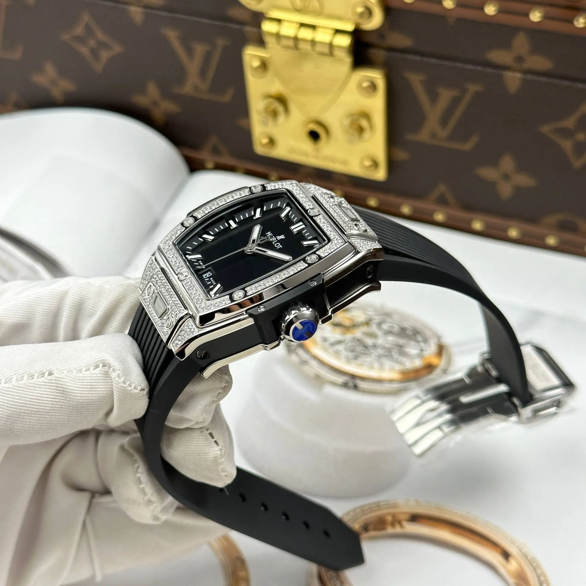 ĐỒNG HỒ HUBLOT SPIRIT OF BIG BANG CHẾ TÁC MẶT SỐ MÀU ĐEN VỎ ĐÍNH FULL ĐÁ AUTOMATIC 39MM (7)