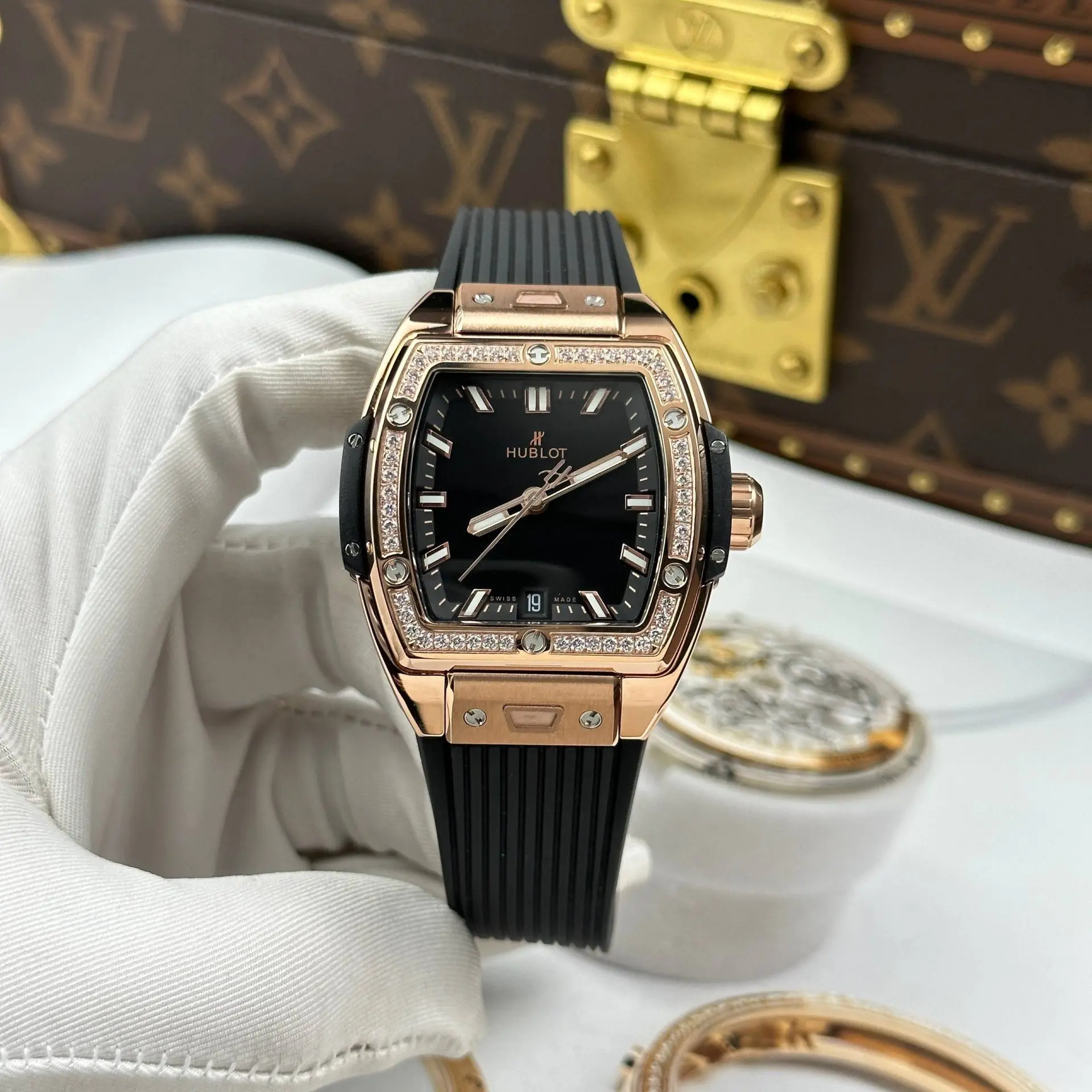 Đồng Hồ Hublot Spirit Of Big Bang King Gold Chế Tác Mạ Vàng Hồng Mặt Số Màu Đen Viền Đính Đá Dây Cao Su 39mm (1)