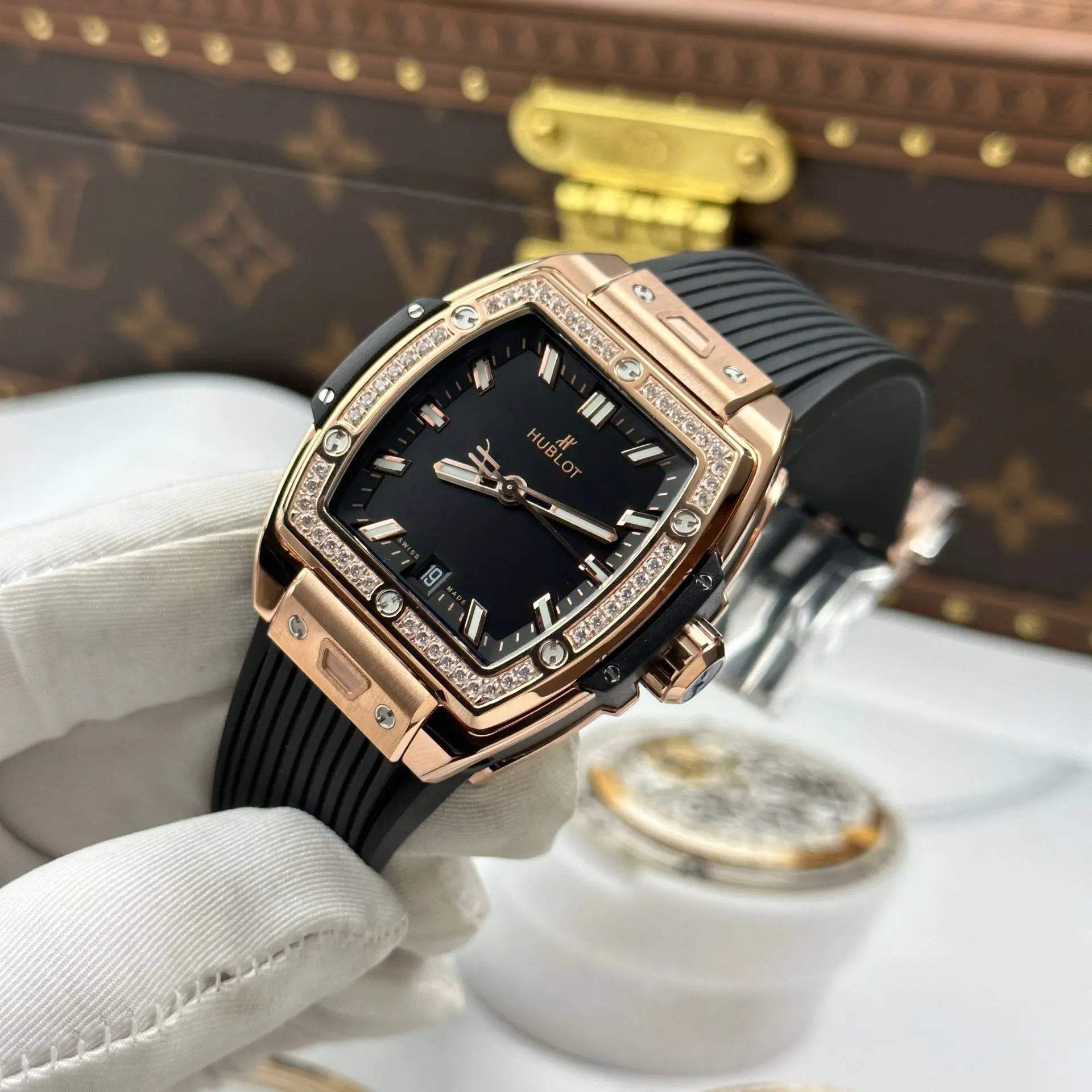 Đồng Hồ Hublot Spirit Of Big Bang King Gold Chế Tác Mạ Vàng Hồng Mặt Số Màu Đen Viền Đính Đá Dây Cao Su 39mm (11)