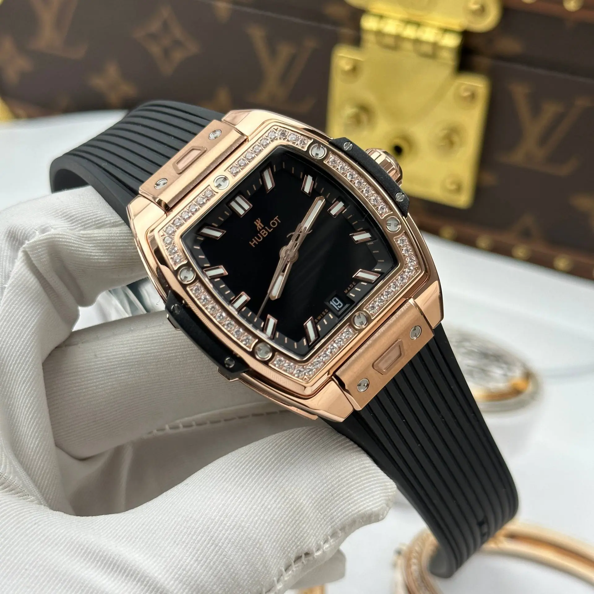 Đồng Hồ Hublot Spirit Of Big Bang King Gold Chế Tác Mạ Vàng Hồng Mặt Số Màu Đen Viền Đính Đá Dây Cao Su 39mm (12)