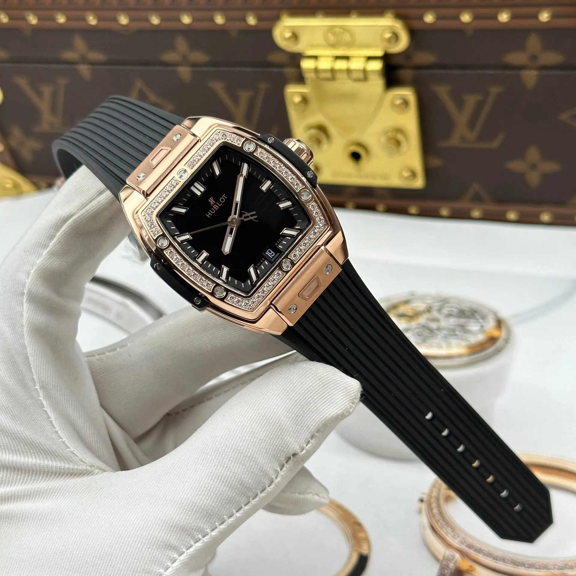 Đồng Hồ Hublot Spirit Of Big Bang King Gold Chế Tác Mạ Vàng Hồng Mặt Số Màu Đen Viền Đính Đá Dây Cao Su 39mm (13)