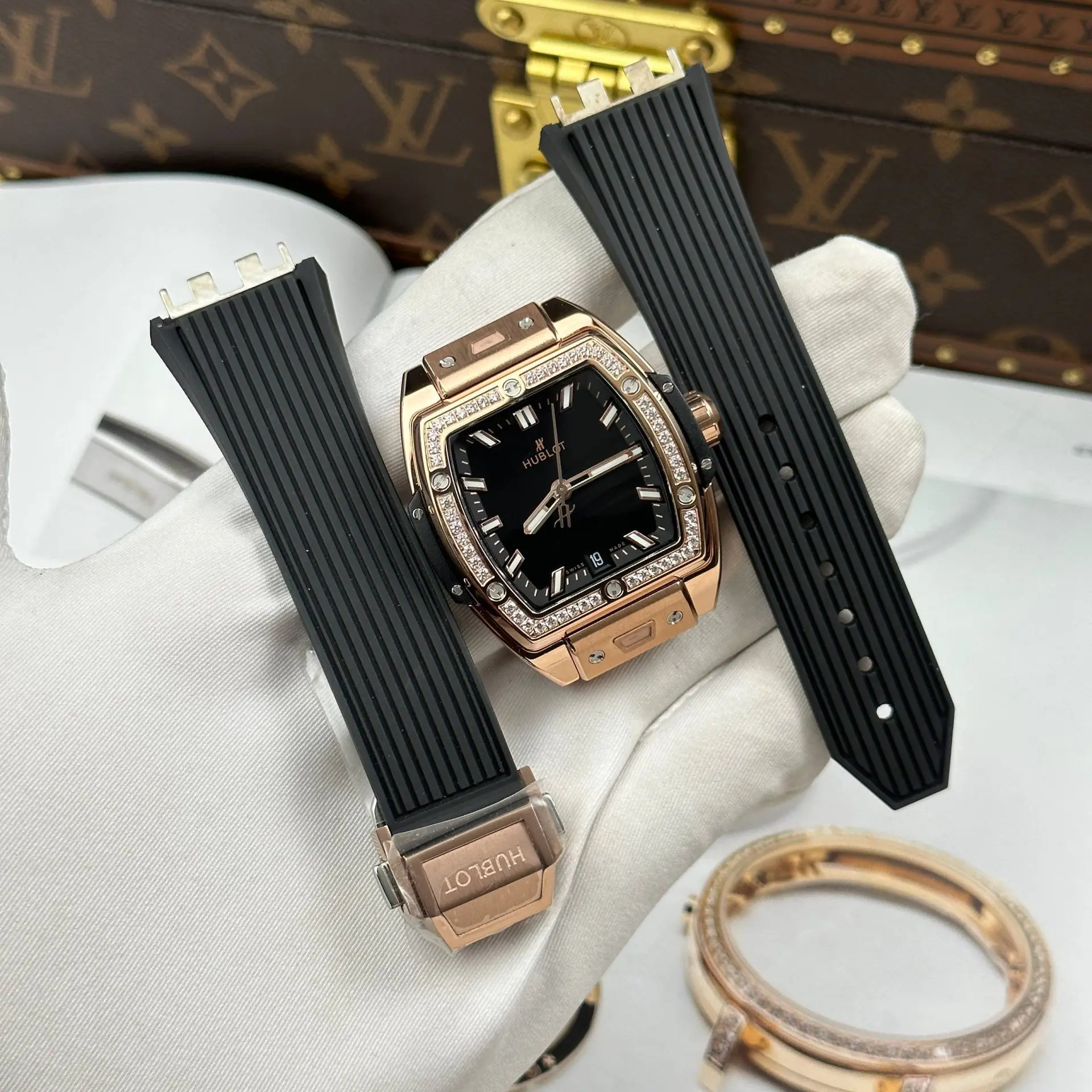 Đồng Hồ Hublot Spirit Of Big Bang King Gold Chế Tác Mạ Vàng Hồng Mặt Số Màu Đen Viền Đính Đá Dây Cao Su 39mm (14)