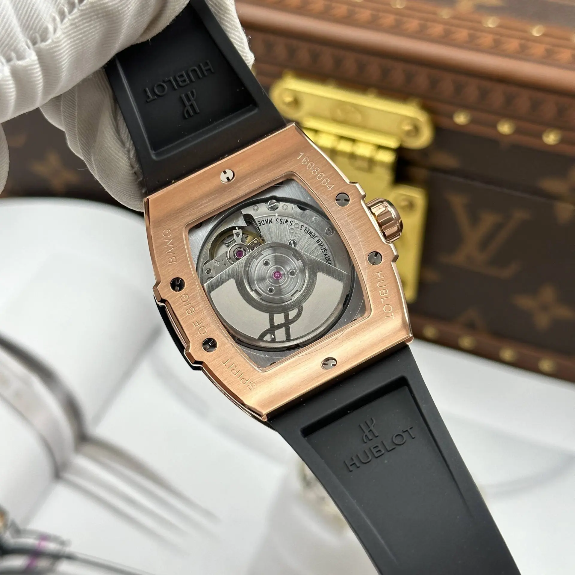 Đồng Hồ Hublot Spirit Of Big Bang King Gold Chế Tác Mạ Vàng Hồng Mặt Số Màu Đen Viền Đính Đá Dây Cao Su 39mm (3)