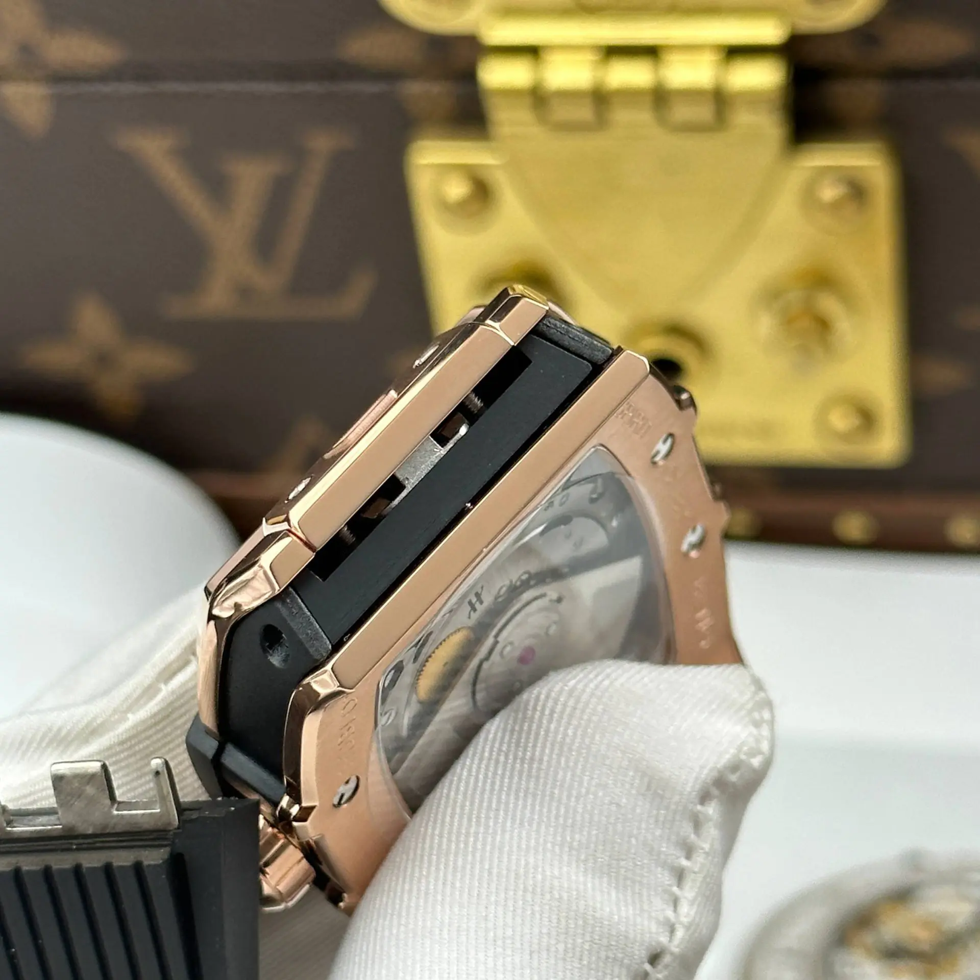 Đồng Hồ Hublot Spirit Of Big Bang King Gold Chế Tác Mạ Vàng Hồng Mặt Số Màu Đen Viền Đính Đá Dây Cao Su 39mm (4)