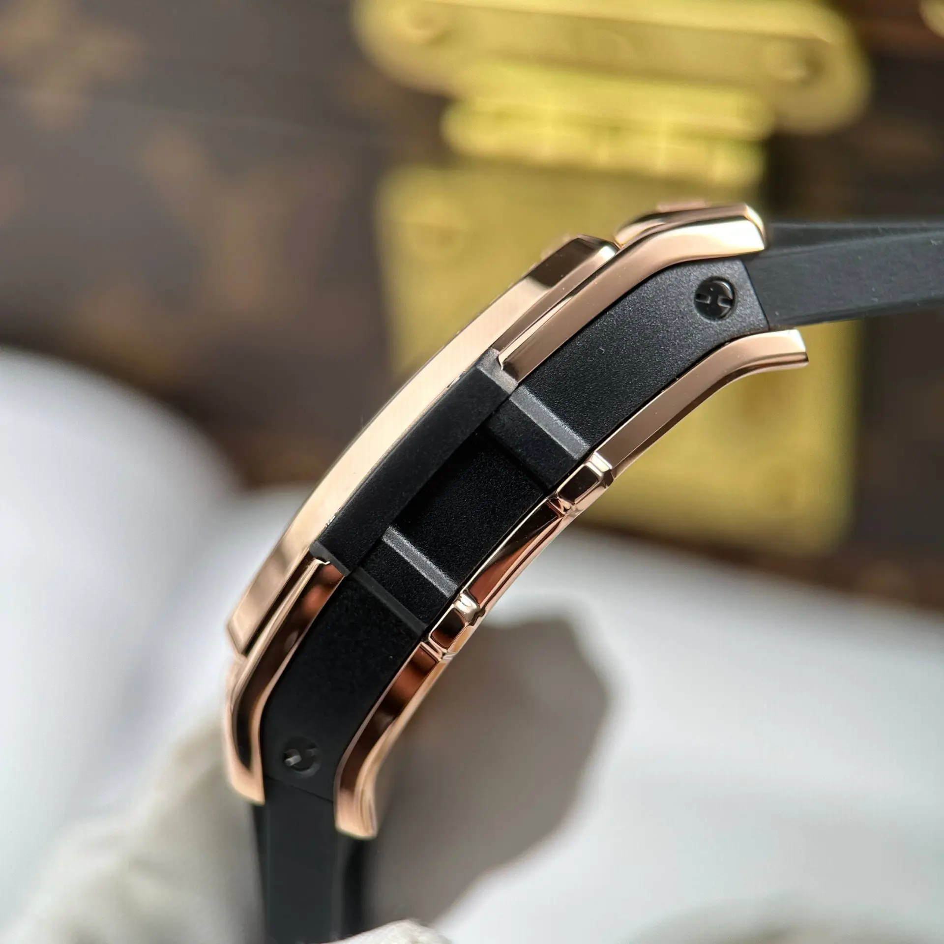 Đồng Hồ Hublot Spirit Of Big Bang King Gold Chế Tác Mạ Vàng Hồng Mặt Số Màu Đen Viền Đính Đá Dây Cao Su 39mm (5)